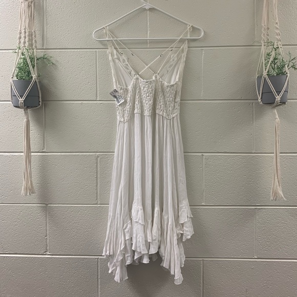 White dress - Picture 3 of 3